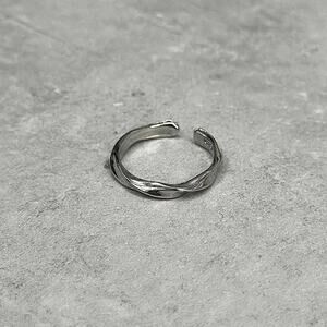 Silver curved spiral unique WMNS2